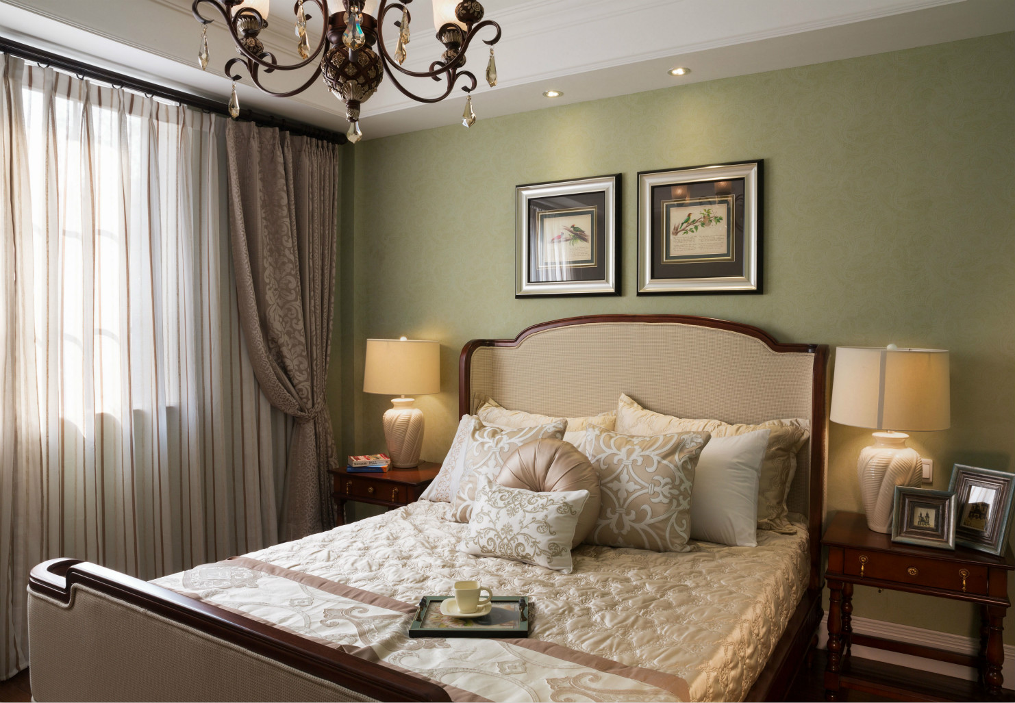 美式实木床头柜暖色调的装饰画有助于调和舒适与温暖