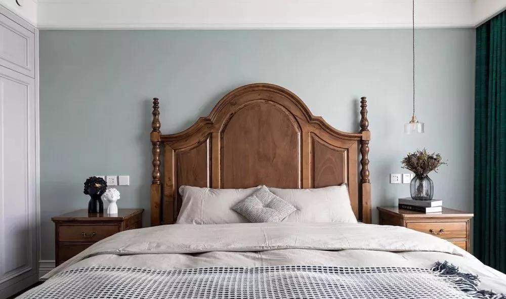 欧式床头典雅大气，床头柜设计用了同一种木色，视觉统一，设计养眼。