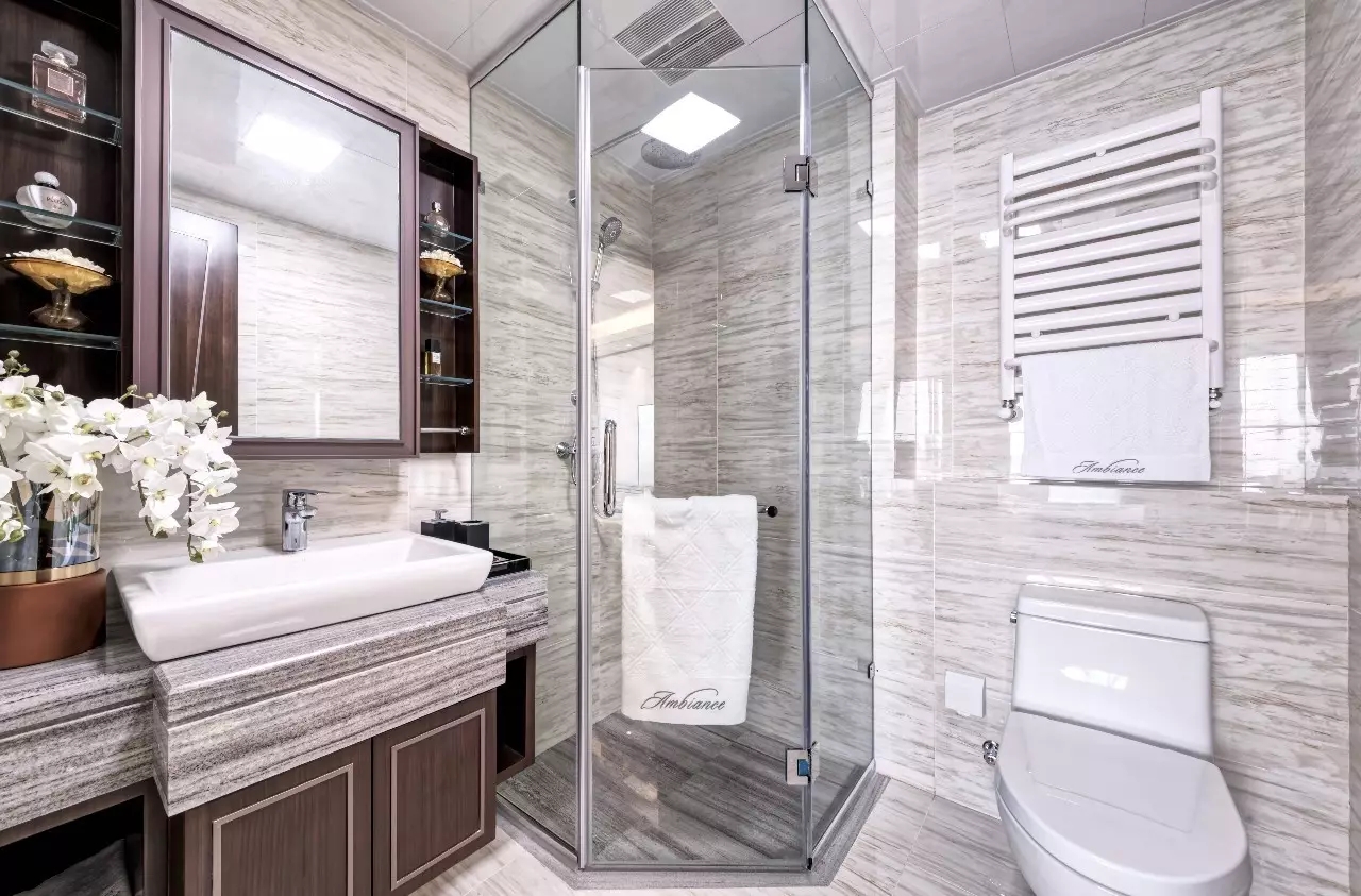 卫浴空间层次分明，洗手台提升了空间活力，营造出温润雅致的空间情绪。