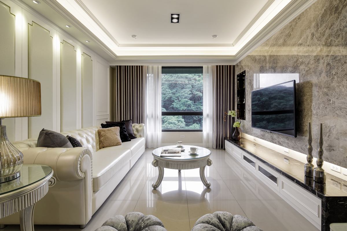客厅以米白色为背景，为了给客厅带来温馨舒雅的气质，照明设计提升了空间舒适度。
