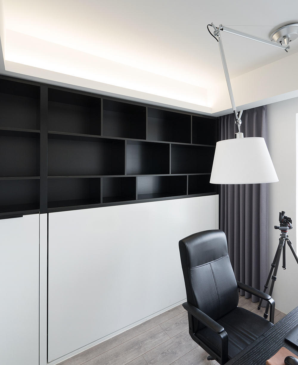 书房使用黑色和白色搭配，展现特有的空间美学，营造出优雅大气的工作空间。