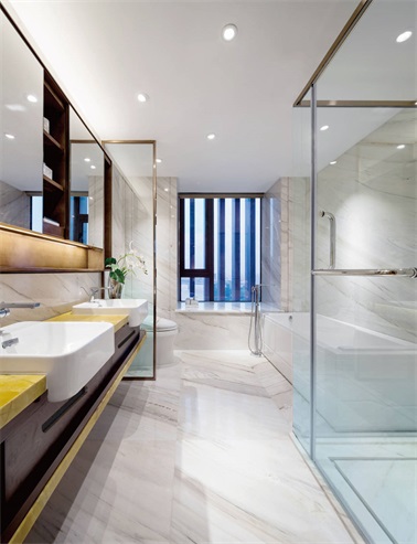 卫生间使用干湿分离设计，通过灯光与线面的铺陈，表现出丰富层次变化。