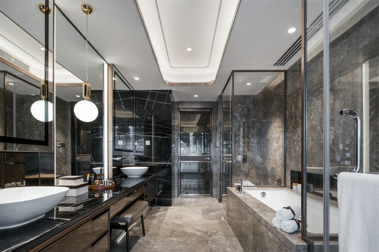 卫浴间设计简单大方，米色大理石与黑色大理石碰撞出别样的高级感。