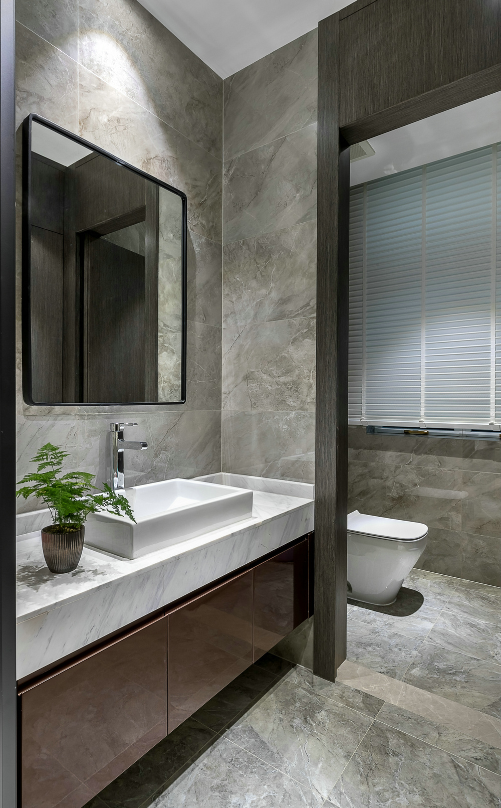 大理石背景墙将卫浴空间展现得温馨舒适，富有情调，白色洁具营造出唯美意境。