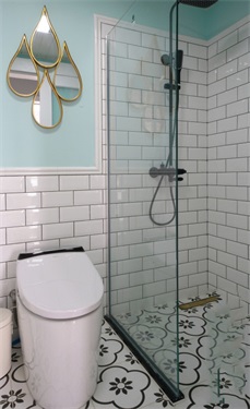 卫浴空间在装饰上追求轻奢感，注重格局空间的美感，采用了干湿分离设计。