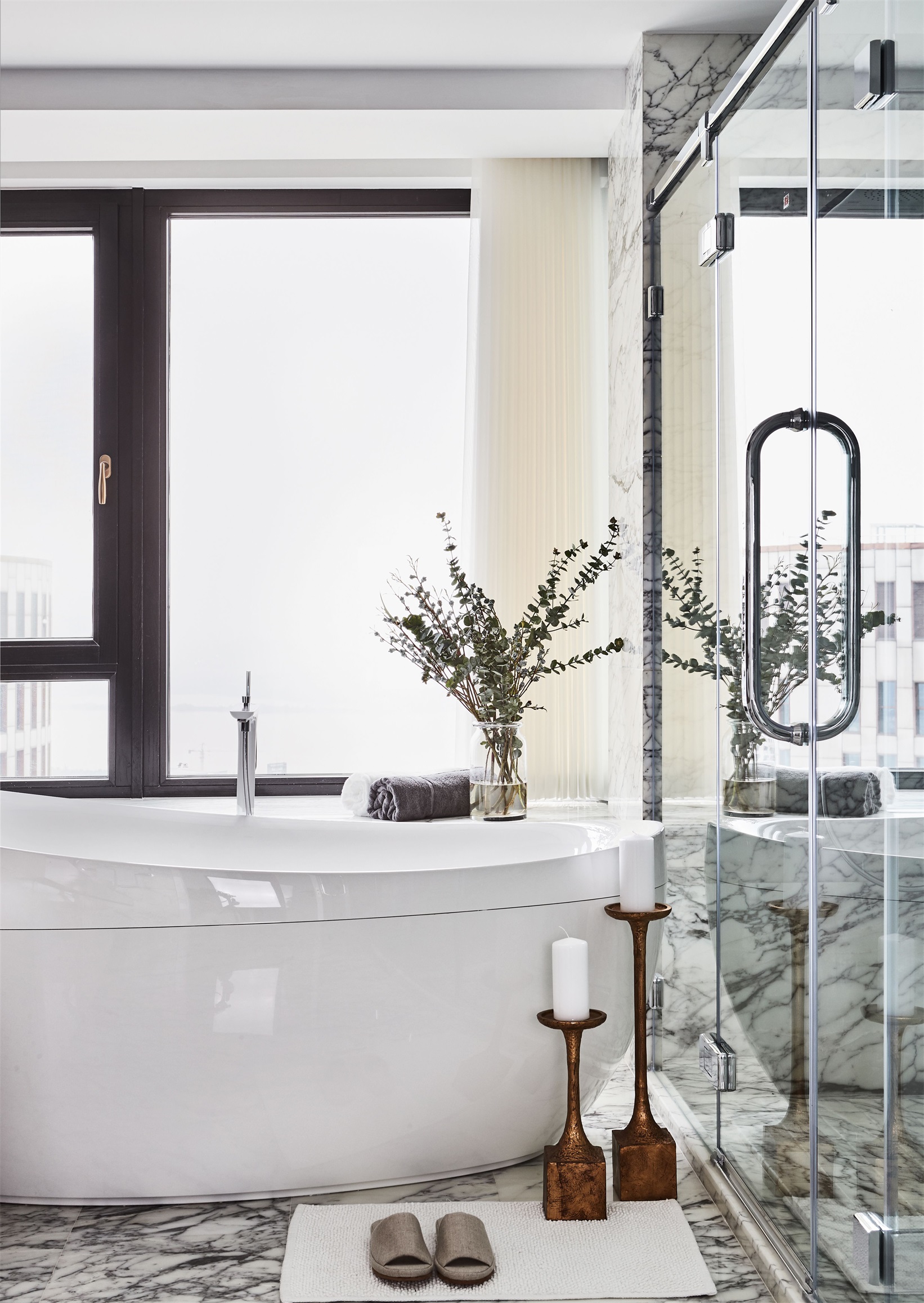 卫浴空间浴缸与淋浴房同时兼具，局部精致软装打破空间平淡，提升了质感。 