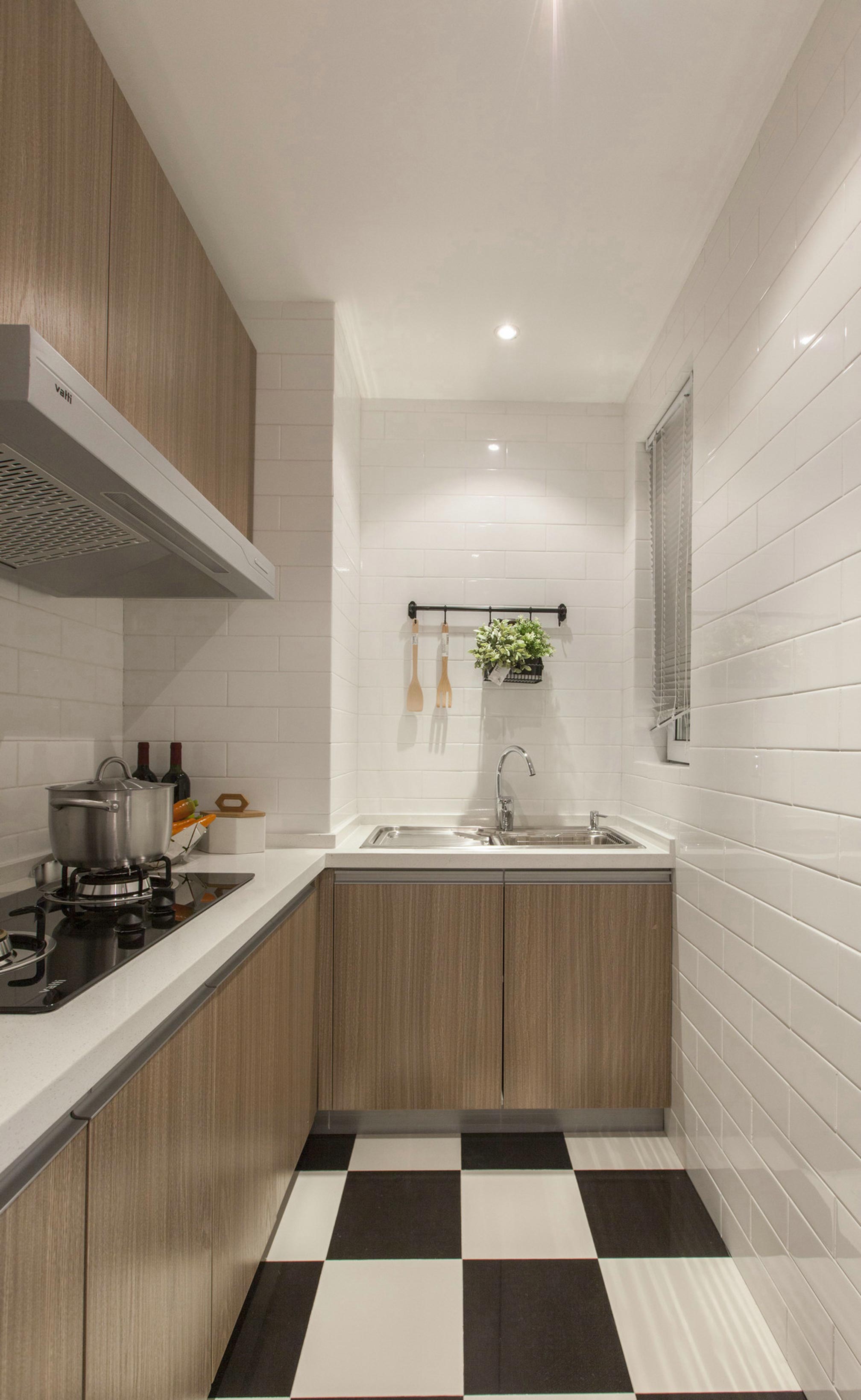 厨房精致婉约，木质橱柜搭配黑白地砖，轻奢氛围浓郁，打造出高格调。