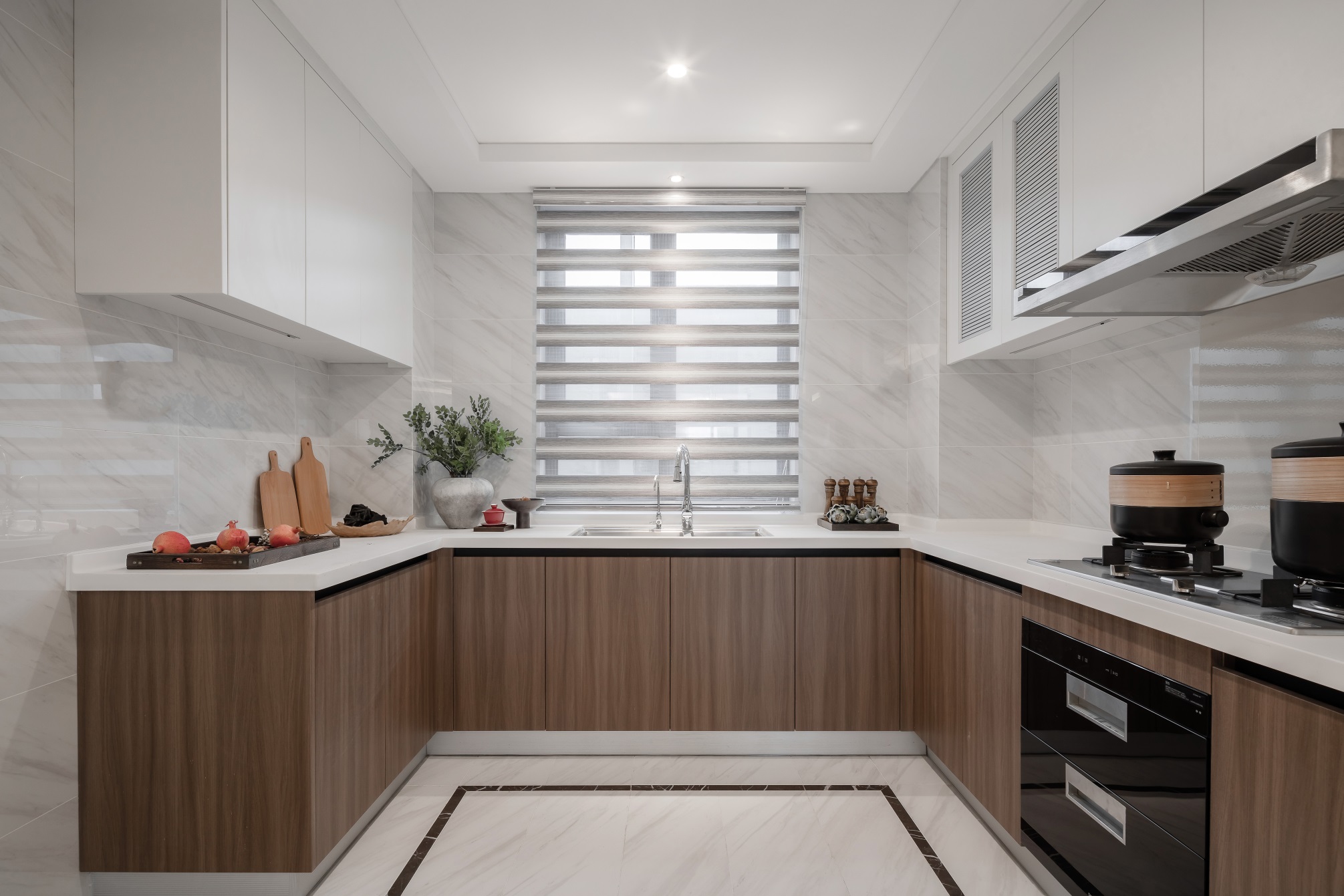 厨房窗户成为空间的视觉焦点，为空间增加了另一个层次的趣味之感。