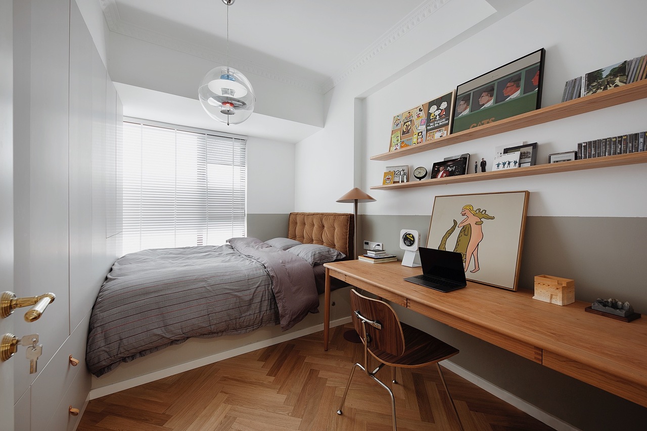 侧卧巧妙使用榻榻米作为床架，并打造嵌入式衣柜，提升了卧室的使用面积。