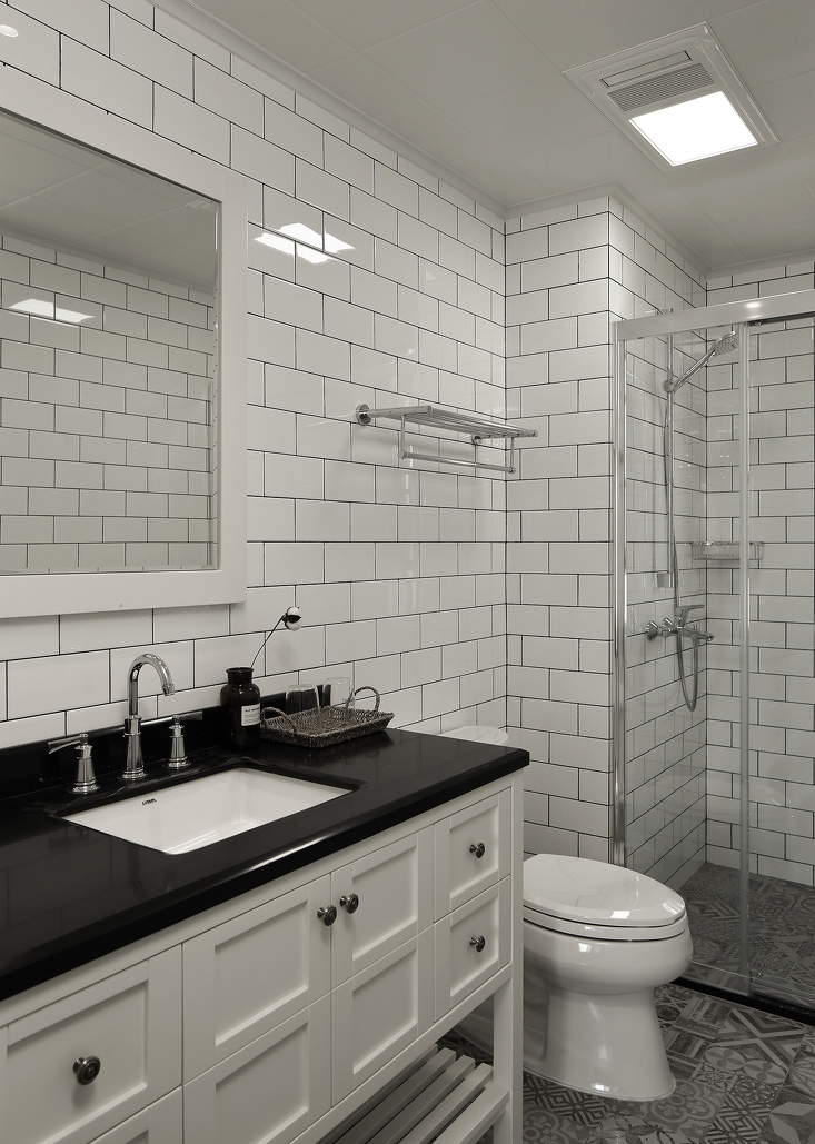 白色砖面凸显自然品质，干湿分离下，卫浴空间看似简洁却充满了张力。