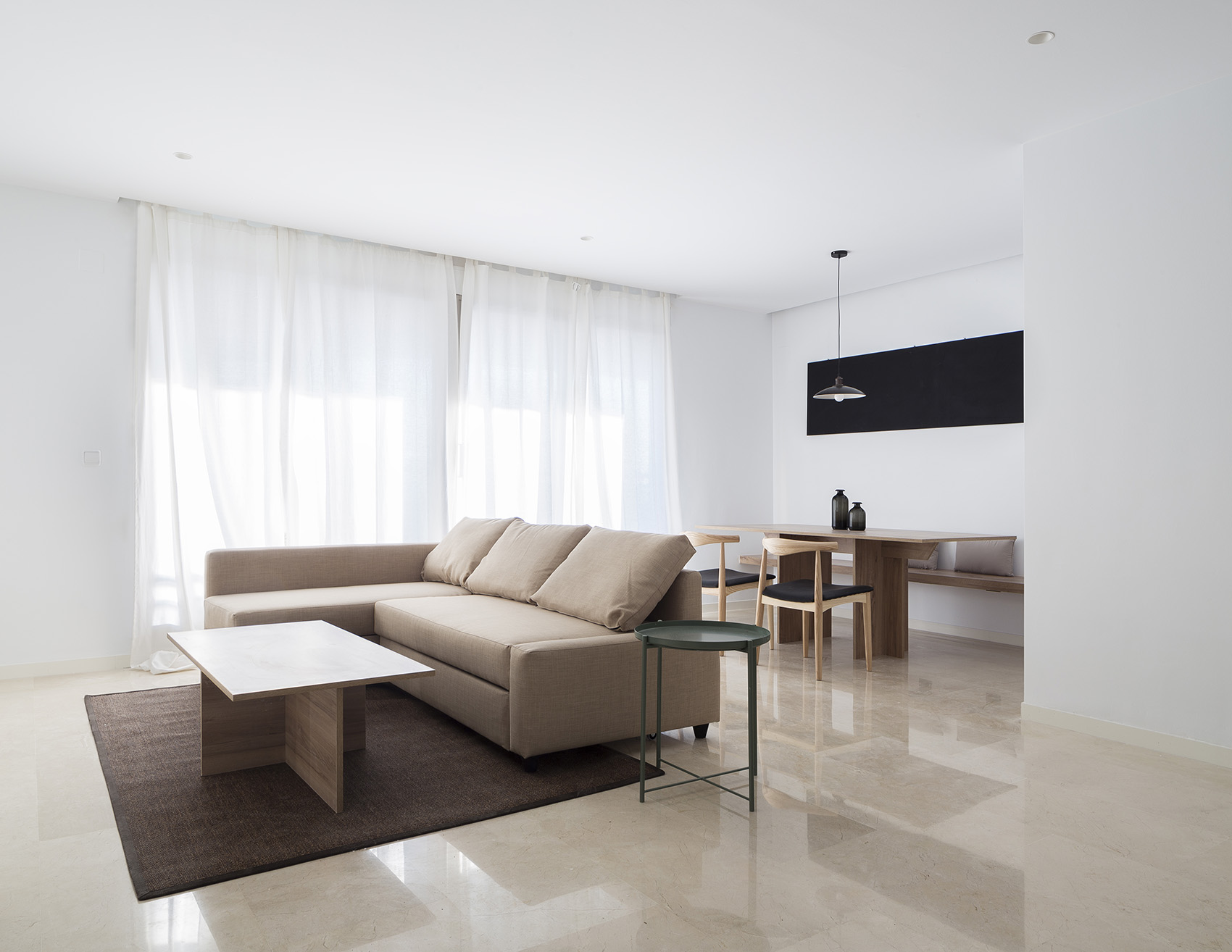 客厅以简洁的米色为主基调，皮质沙发搭配木质茶几，精致小巧的结构为空间增加了活动空间。