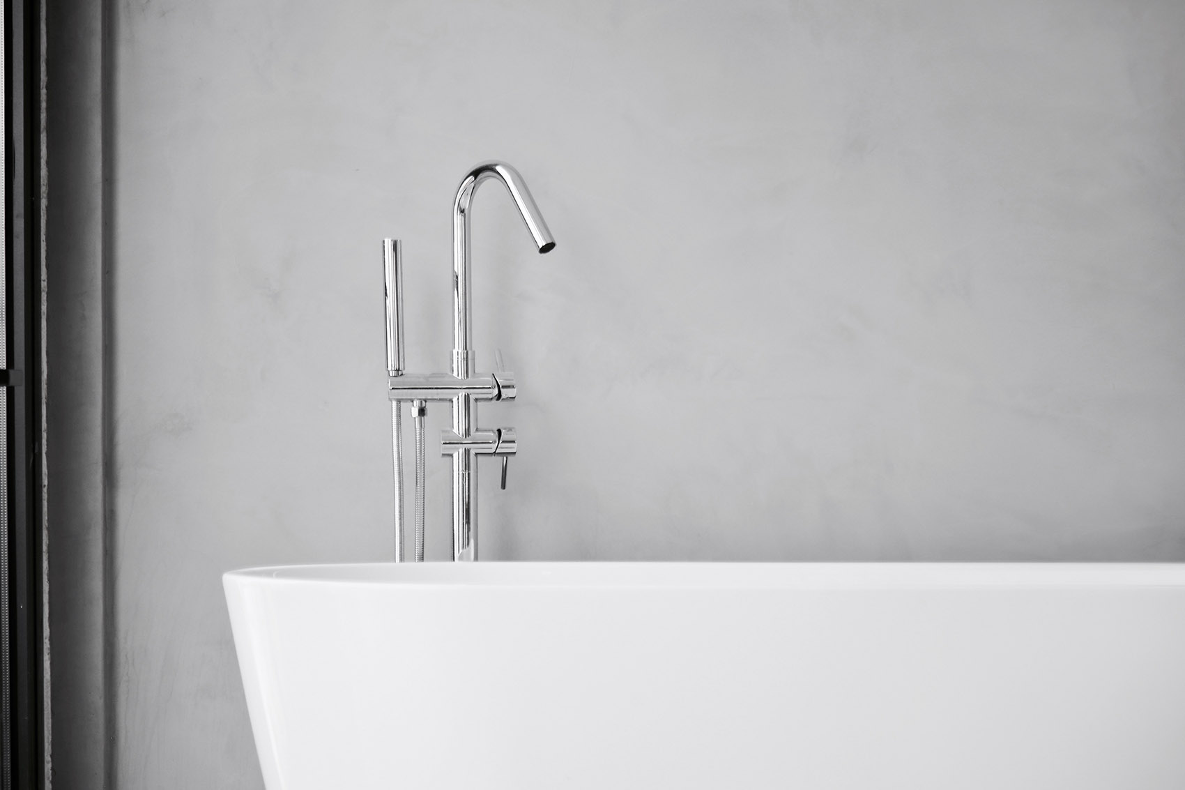 卫浴空间使用了浴缸，白色浴缸在灰色背景下，个性十足，清新自然。 