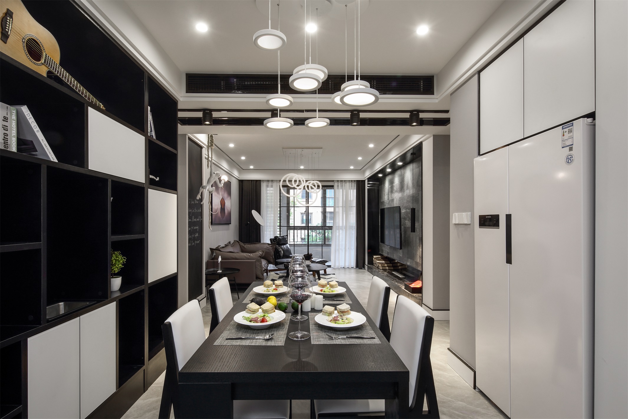 餐厅黑白配色层次分明，空间使用木材、皮质等不同元素点缀，简单硬朗。