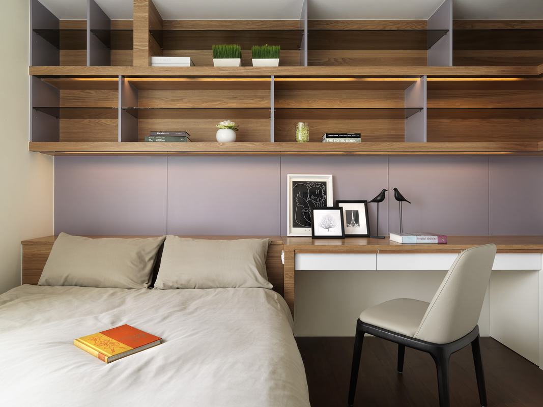 侧卧床头设计了收纳搁台，提升空间收纳能力之余，营造出空间的现代感。