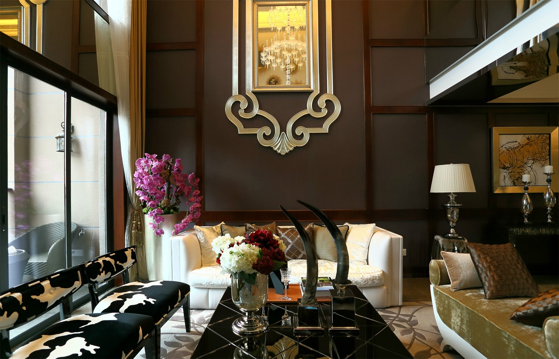客厅以咖色为主，墙面采用现代手法进行了处理，使空间更富有层次感。