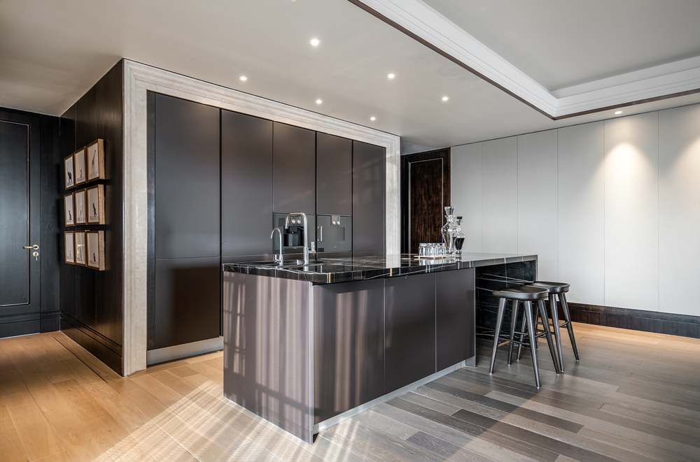厨房空间橱柜的布置合理有序，配色大气，打造出时尚优雅的烹饪空间。