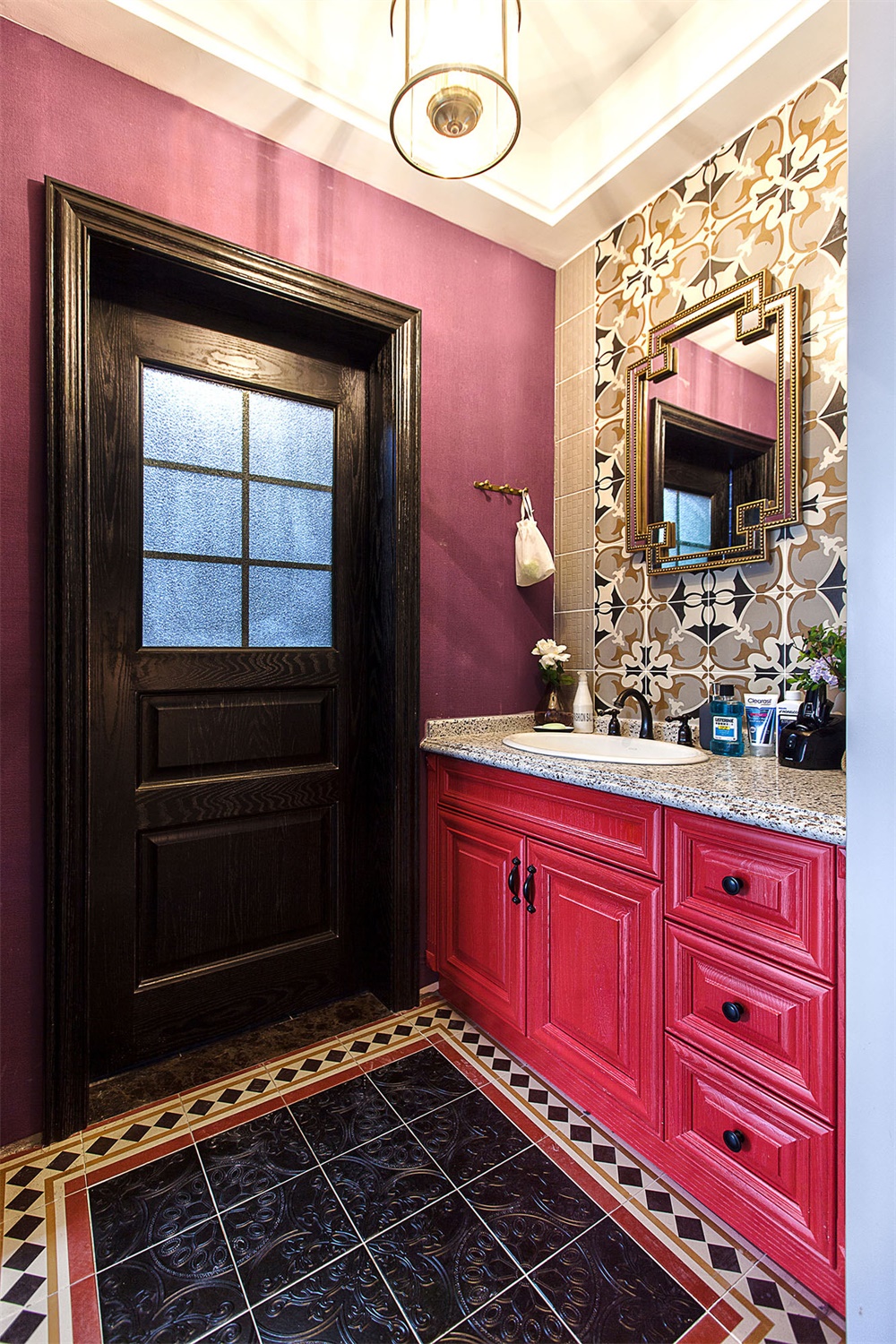 卫浴空间洗手台外移，设计师使用暖粉色设计洗手台，营造出空间奢华舒适的观感。