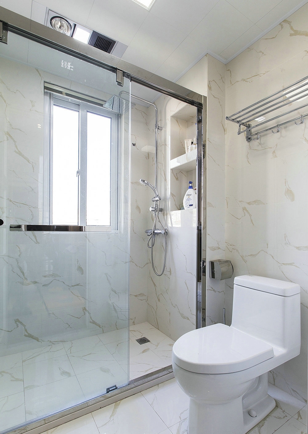 卫浴空间大面积铺贴大理石，并进行了干湿分离设计，提升了空间使用率。