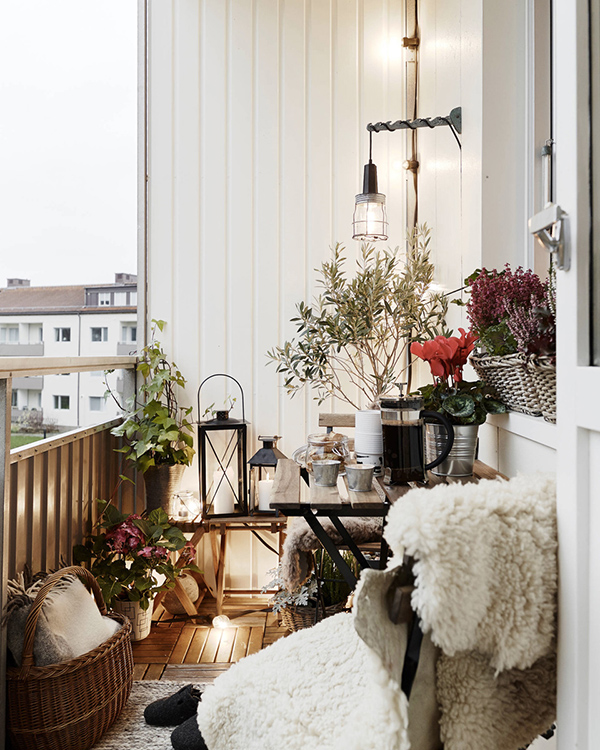 阳台设计丰富，通过不同色彩的融合，营造出一个丰富多彩的休憩空间。