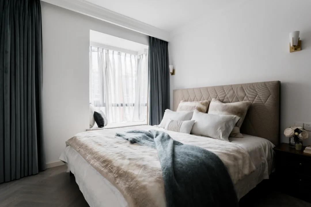 卧室配色非常讲究空间层次感，追求功能与形式的完美统一，优雅独特简。