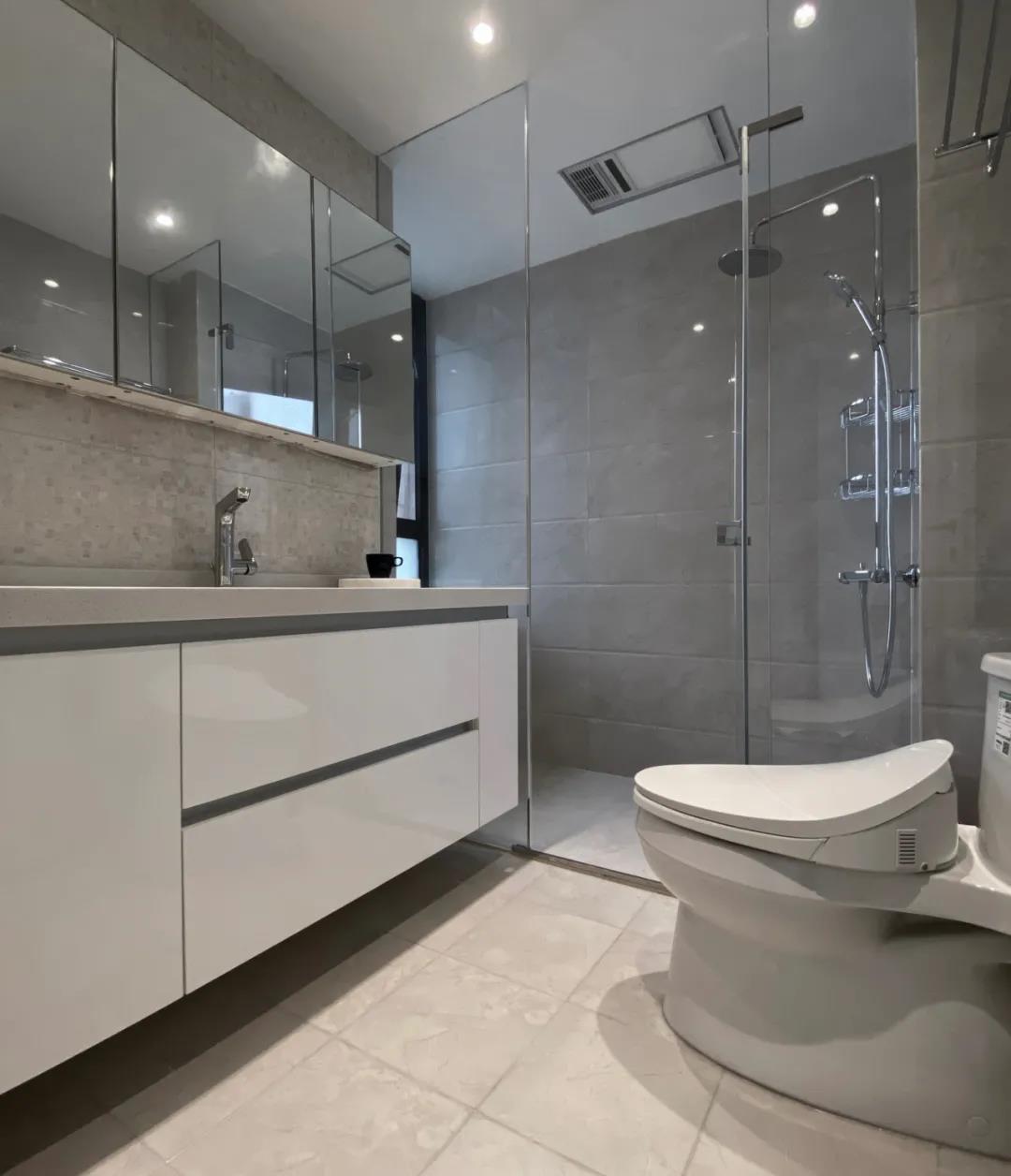 卫生间以白色为主基调，增加了空间的舒适感和温度，局部采用了干湿分离设计。