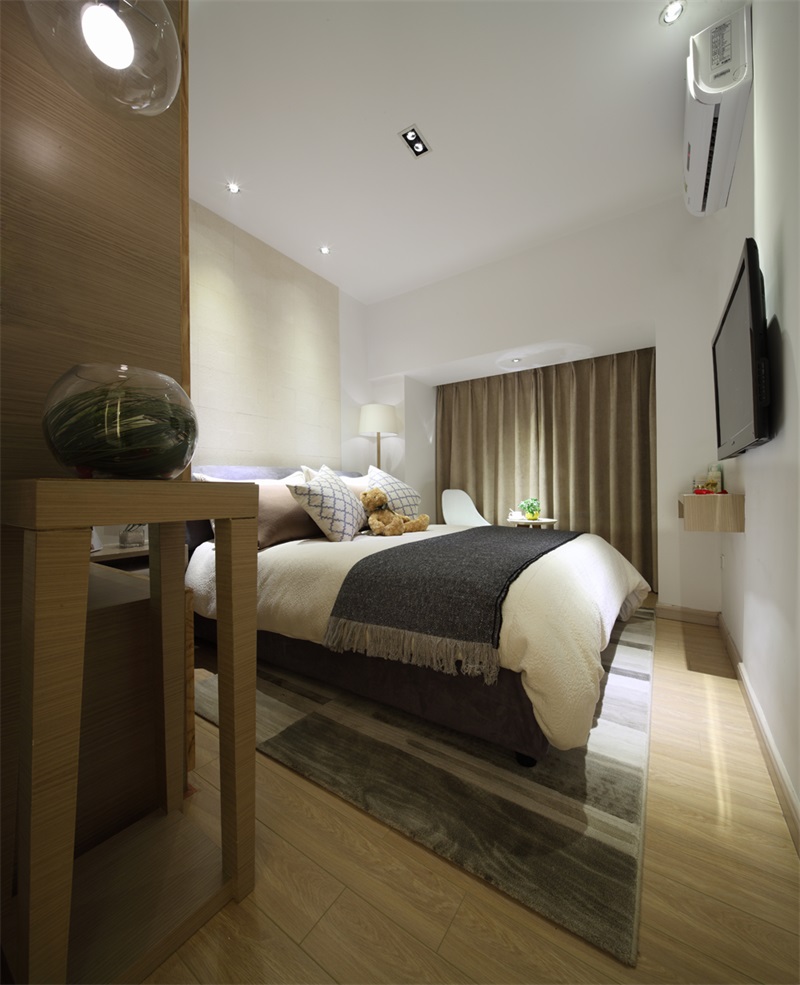 侧卧设计简约，体现出主人个性的审美，营造出舒适放松的卧室空间。