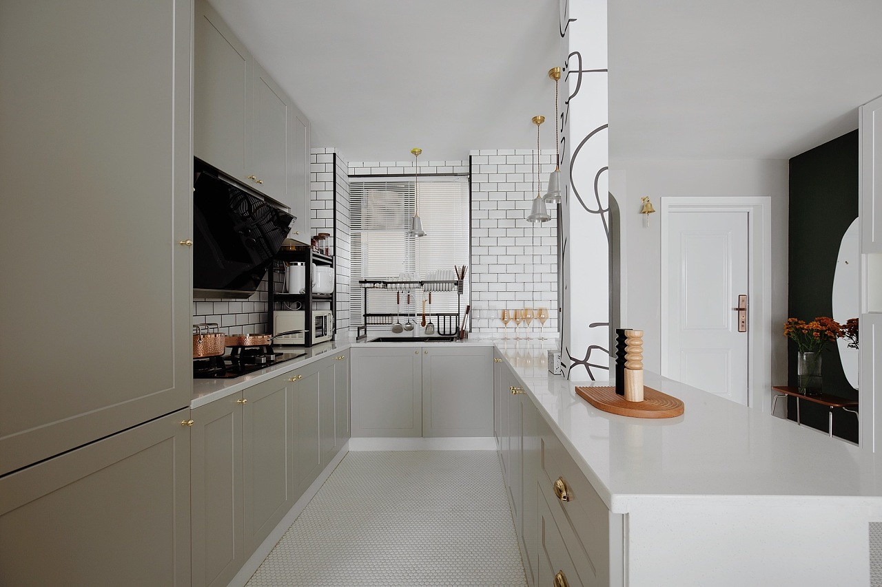 U型厨房动线设计合理，橱柜配色注重实用性与精致性，提升了厨房空间的格调。