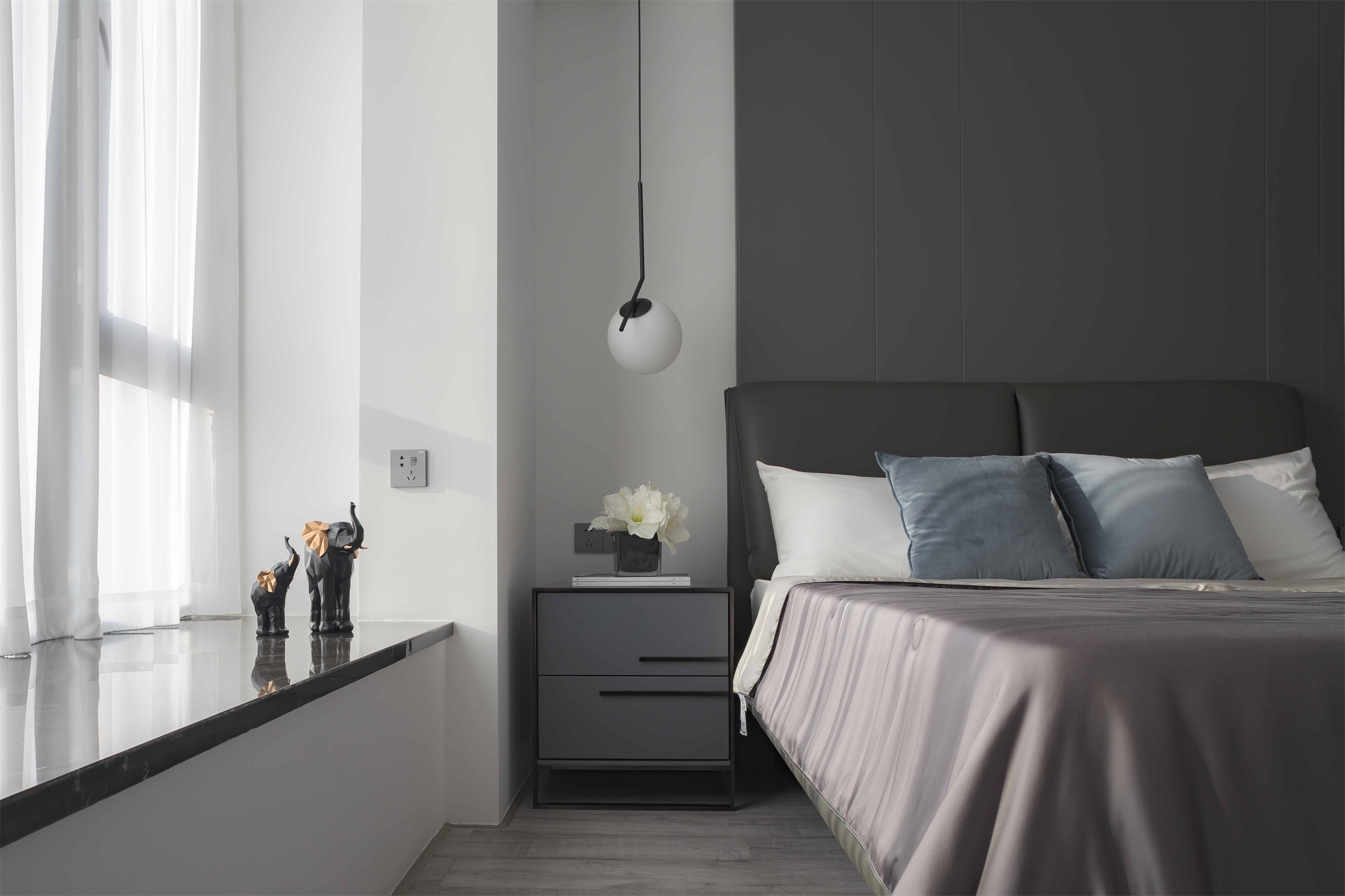 侧卧床头装饰去掉不必要的赘饰,让生活回归本真,强化都市生活的都市感