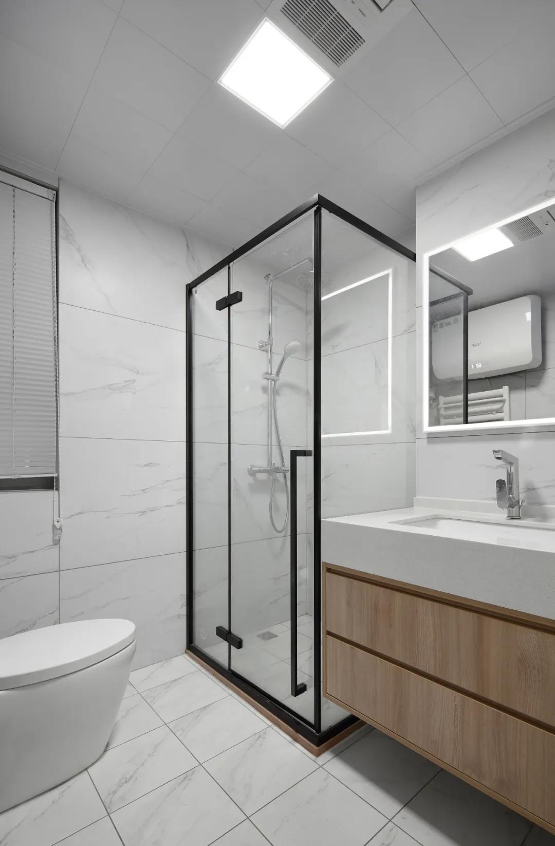卫生间以白色砖面作为背景墙，干湿分离设计提高了空间的品质感。