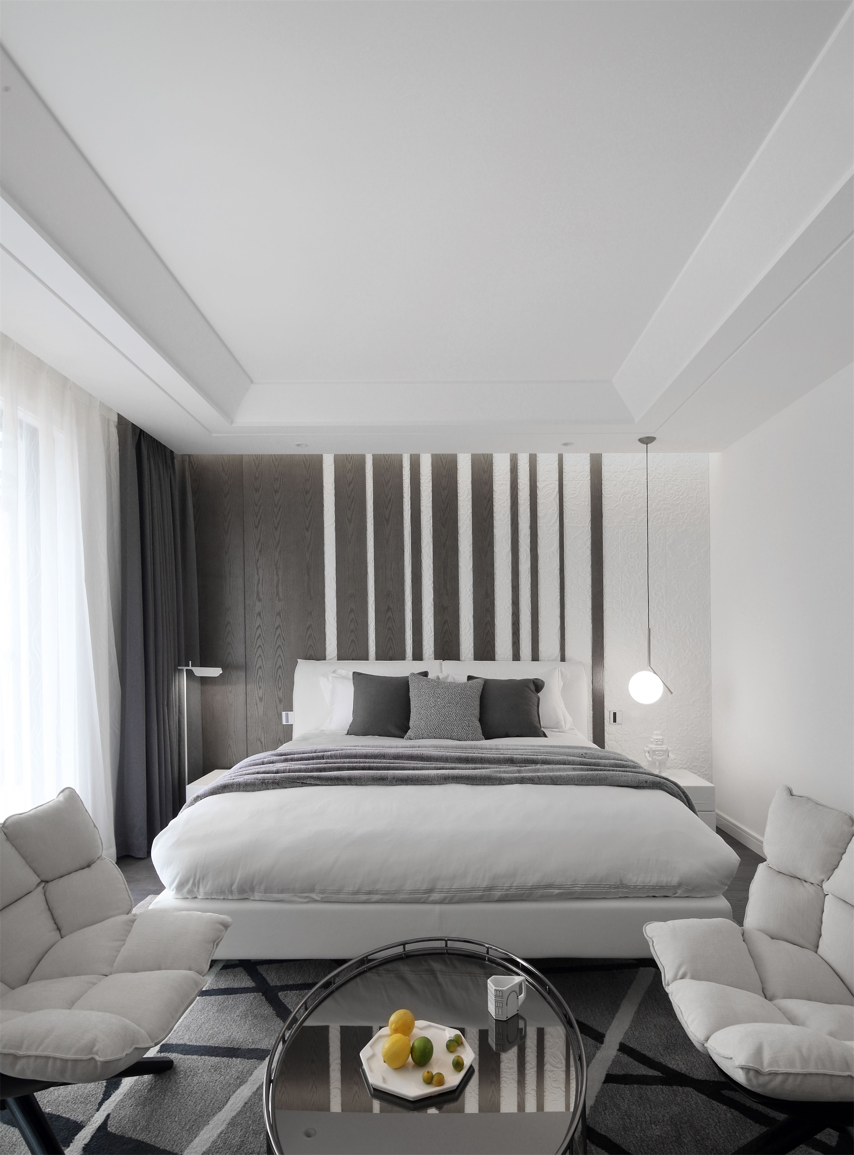 侧卧两床设计，呈现出标间的既视感，简洁大方又不失仪式感，符合业主的使用需求。