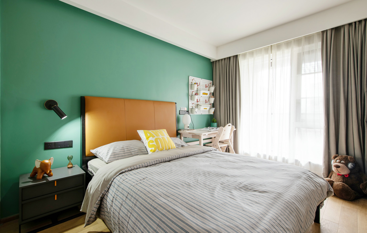 浅绿色背景墙充满文艺气息，搭配焦糖色床头充满戏剧意味，视觉上拥有绝佳体验。