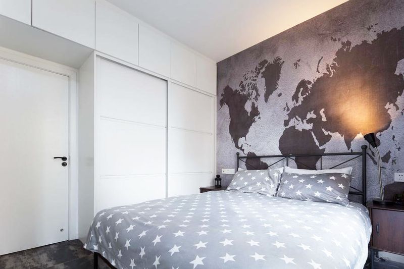 卧室布置单调，一张世界地图，象征着单身的自由和房主“曾梦想仗剑走天涯”的理想。