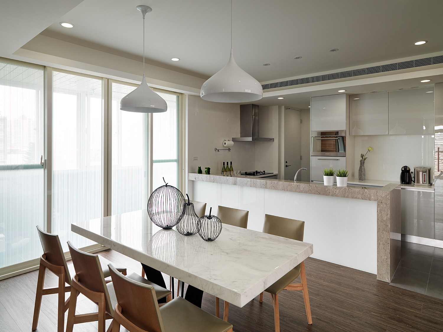 厨房与餐厅邻近，空间设计美观且实用，原木元素的加入，为空间增添一份暖意。