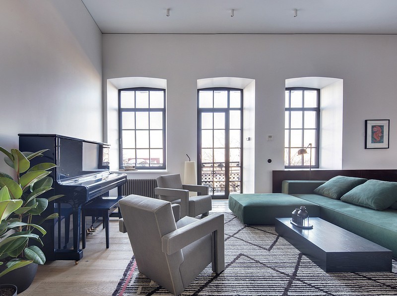 客厅采光较好，空间以简洁的色彩搭配优雅的家具，细节的处理上追求功能性。