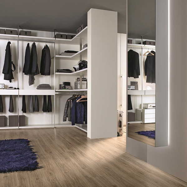 白色衣柜显得安静，简单的线条挡不住衣帽间的魅力，空间充满优雅气质。