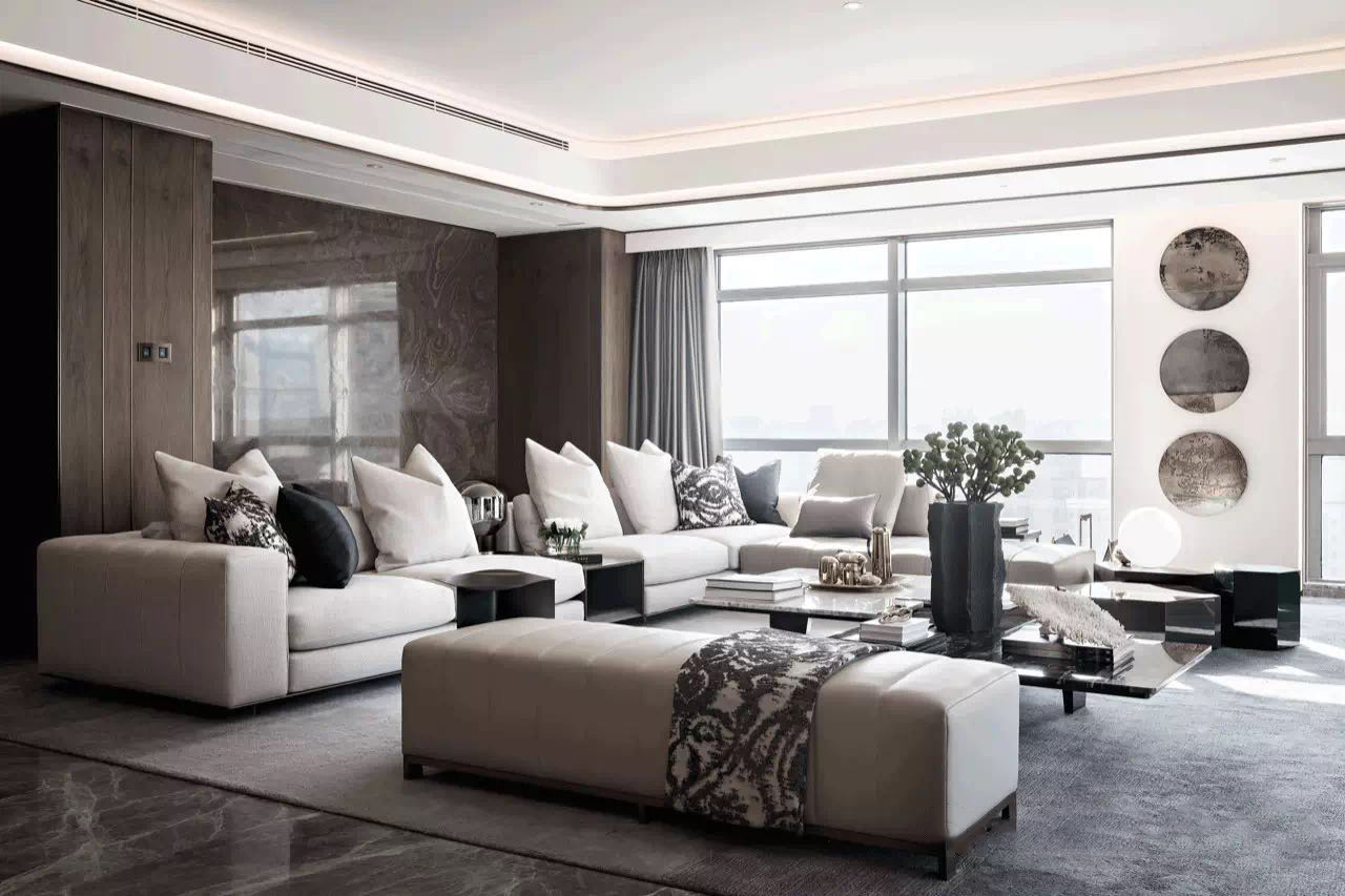 客厅灰白色布艺沙发，搭配现代元素的线条装饰，凸显出空间的轻奢时尚。
