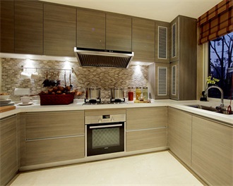 厨房空间简约高级而有品味，木质橱柜与墙面、地面相互融合，让整个空间奢华耀眼。