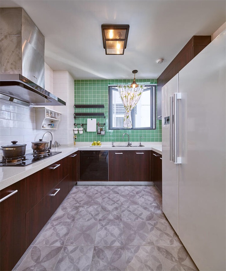 厨房文挖大气，木质橱柜搭配白色工作台，带出空间的明亮感，散发出洁净的气息。