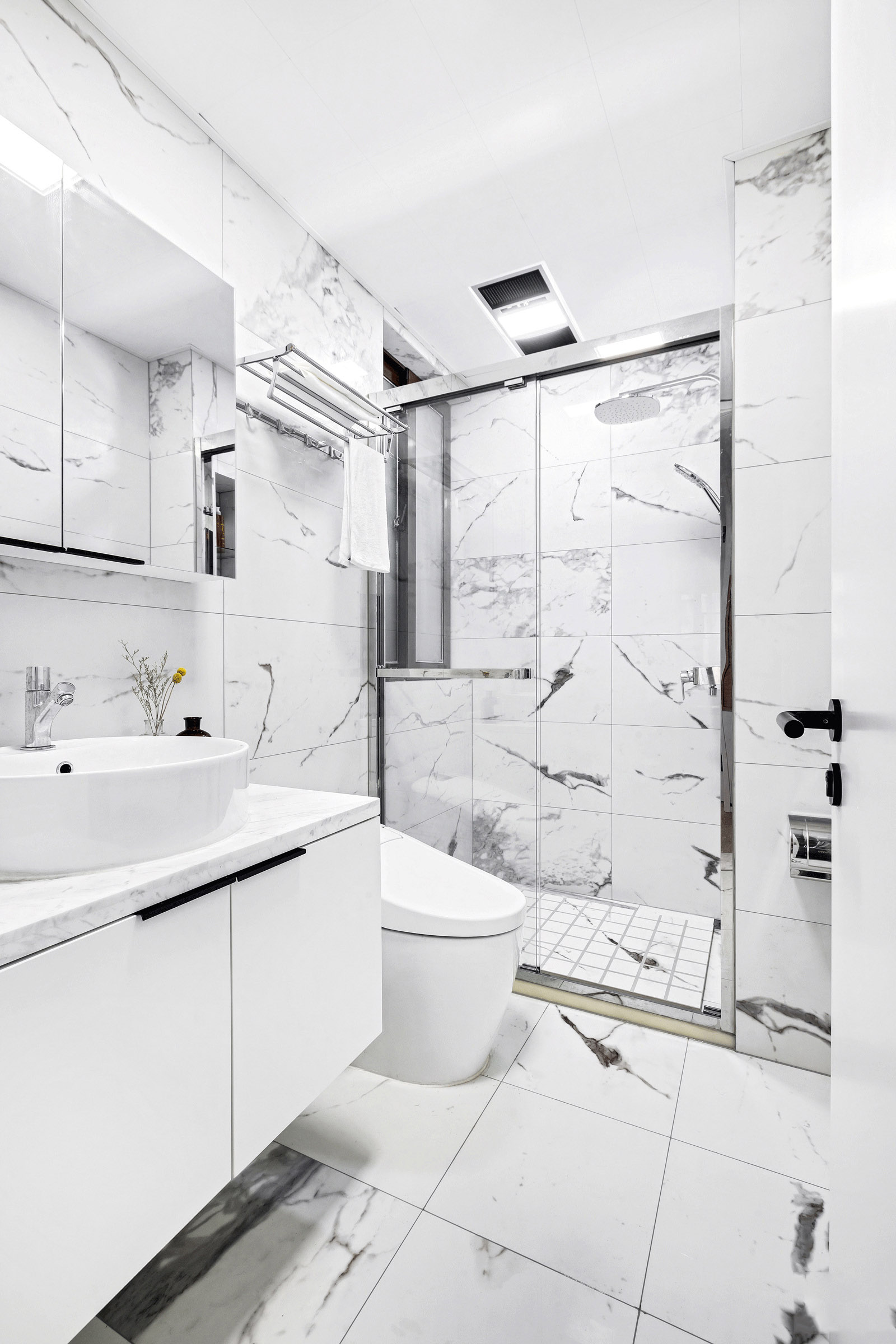 卫生间以白色为背景，地砖与背景墙花色相似，空间更显得温馨舒适。