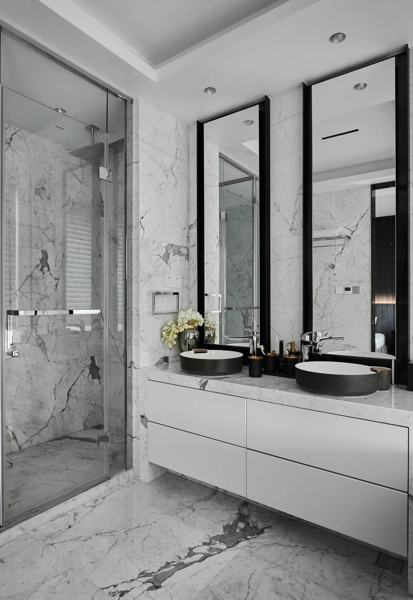 空间干湿分离全面，长条镜面大气沉稳，搭配黑白洗手柜，呈现出视觉上的明快感。