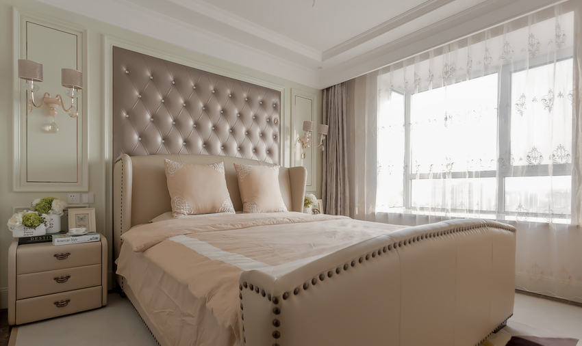 卧室依旧以欧式为主，没有过于繁杂的色调和花纹，简朴得很温馨。