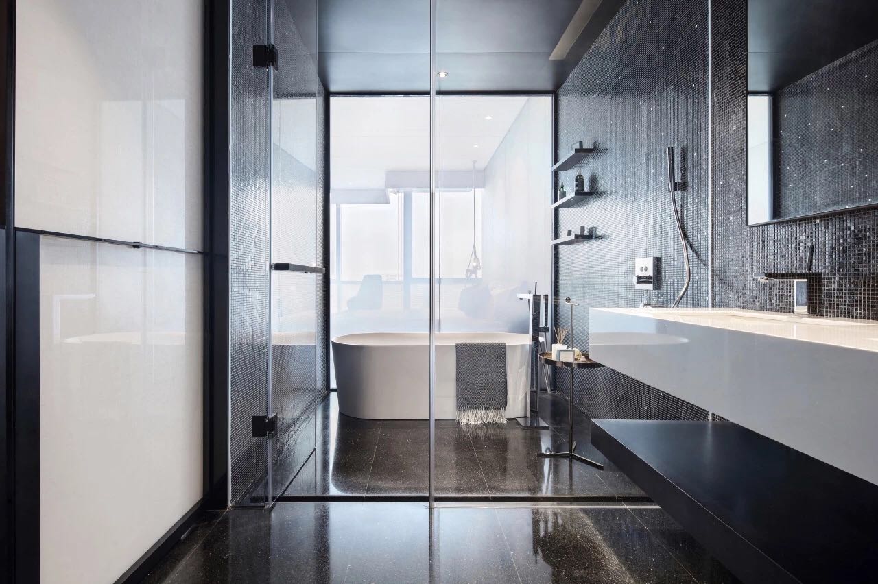 卫浴空间以黑白色为主，局部采用干湿分离设计，使空间的动线更为高效。