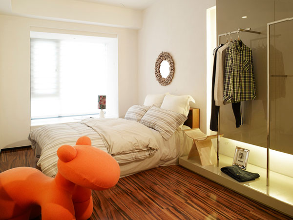 女儿房采用简单设计，白色床品与木质地板搭配，结合暖光照明，空间包含温馨感。