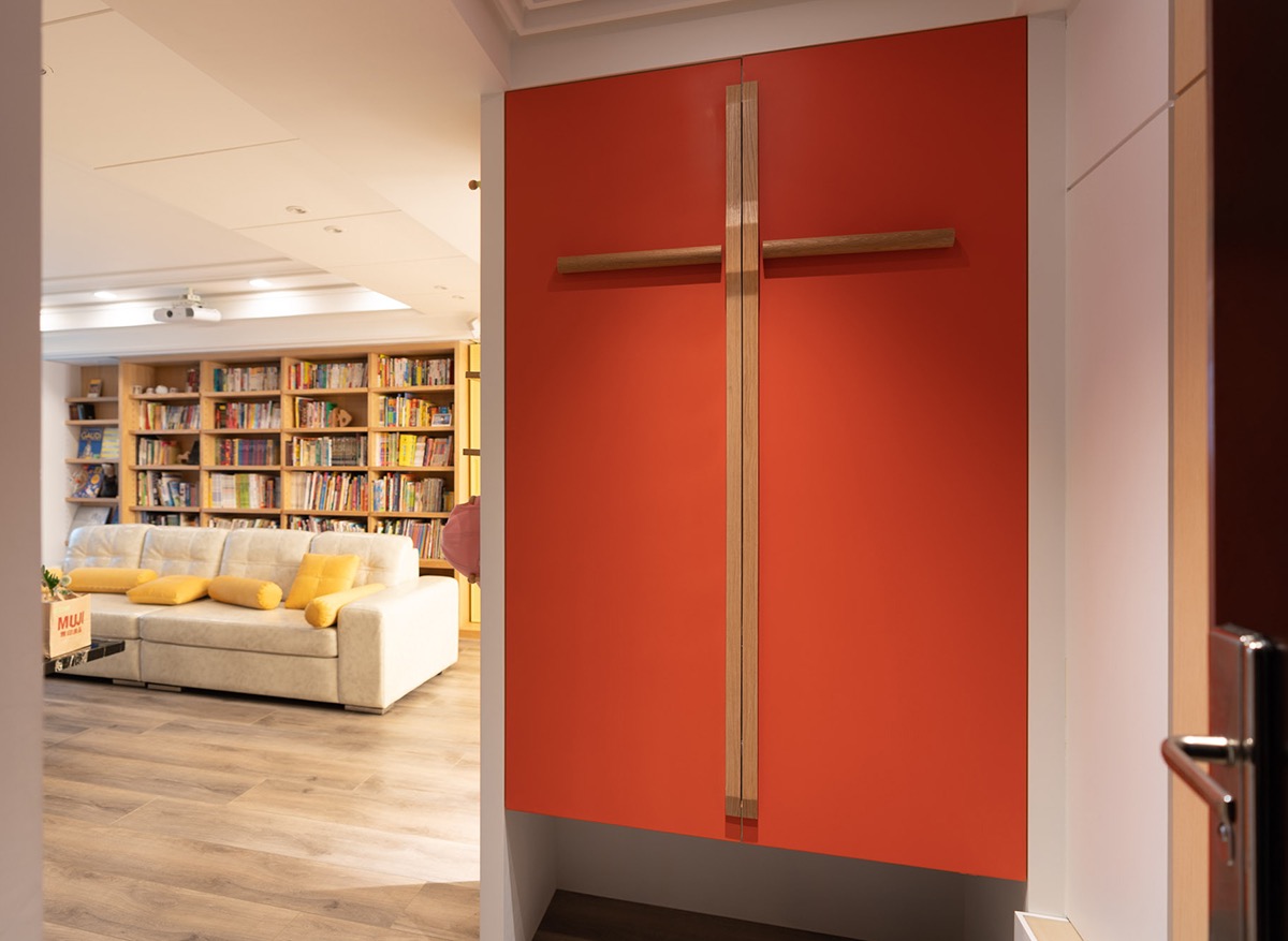 玄关的基本布局由一组玄关柜配套组成，表现出主人对红色的追求和喜爱。