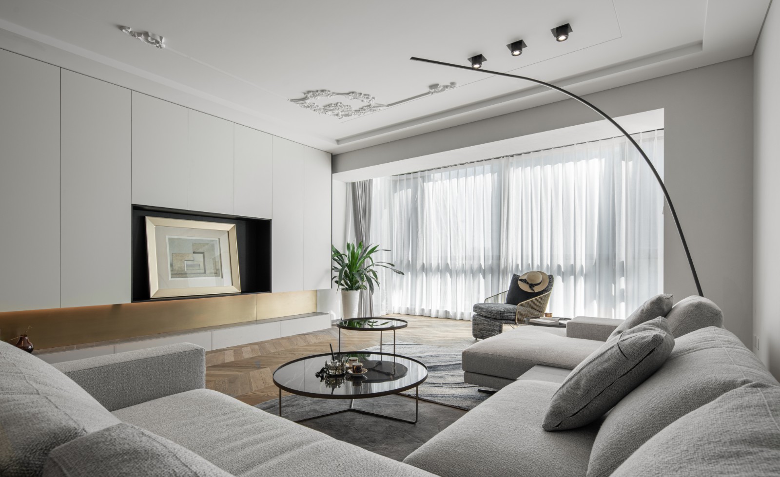 客厅的设计,设计师通过木质地板,布艺沙发,以及灯光的运用,呈现出现代