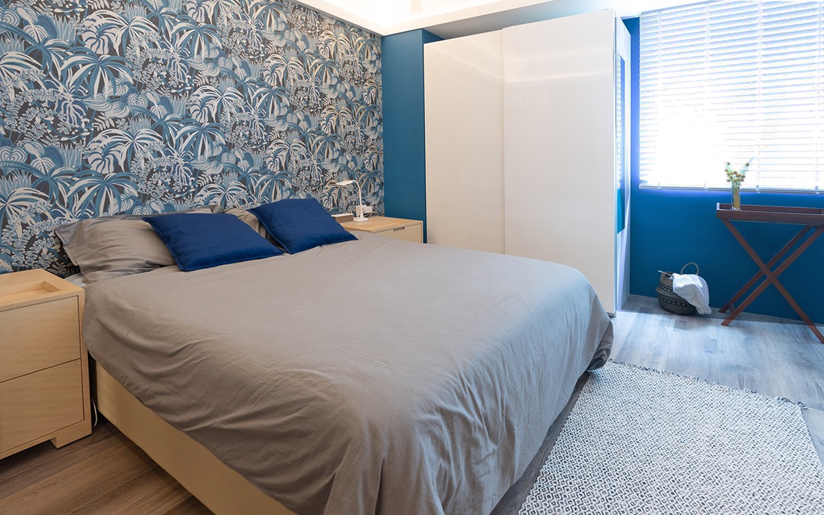 蓝色和灰色的搭配设计，起居室显得十分欢快明亮，营造出时尚亮丽的氛围。