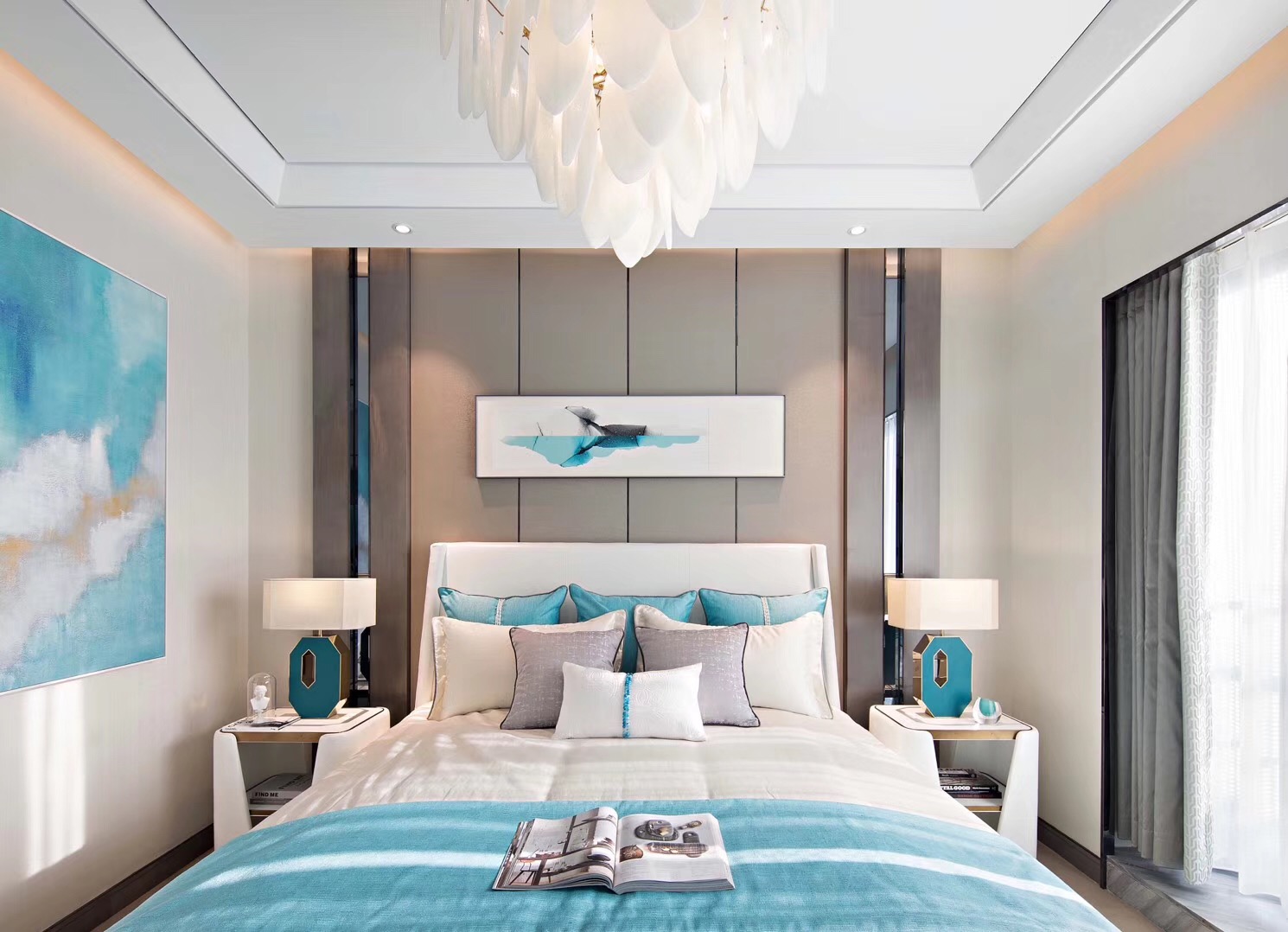 在充满蓝色软装的主卧空间中，优雅元素则增加了空间的浪漫之感。