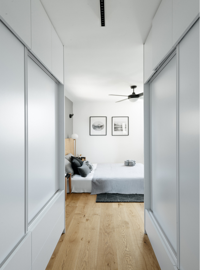 将走廊两侧设计为衣柜，无形中规划处一个衣帽间，扩大了室内使用率。