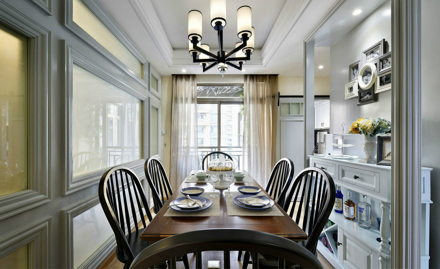 餐厅呈现出婉约简欧氛围，木质调的餐桌椅勾勒出温馨框架，展现出优雅之美。