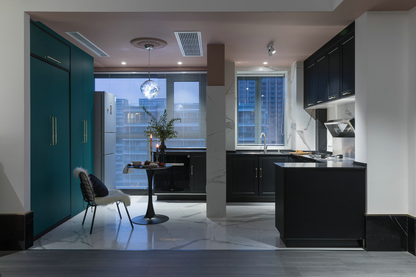厨房大量运用冷色塑造，深浅蓝绿色的运用简约而不张扬，让整个空间显得精致有序。